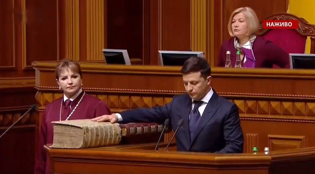 vladimir-zelenski-ukrayna-prezidenti-vezifesinin-icrasina-baslayib